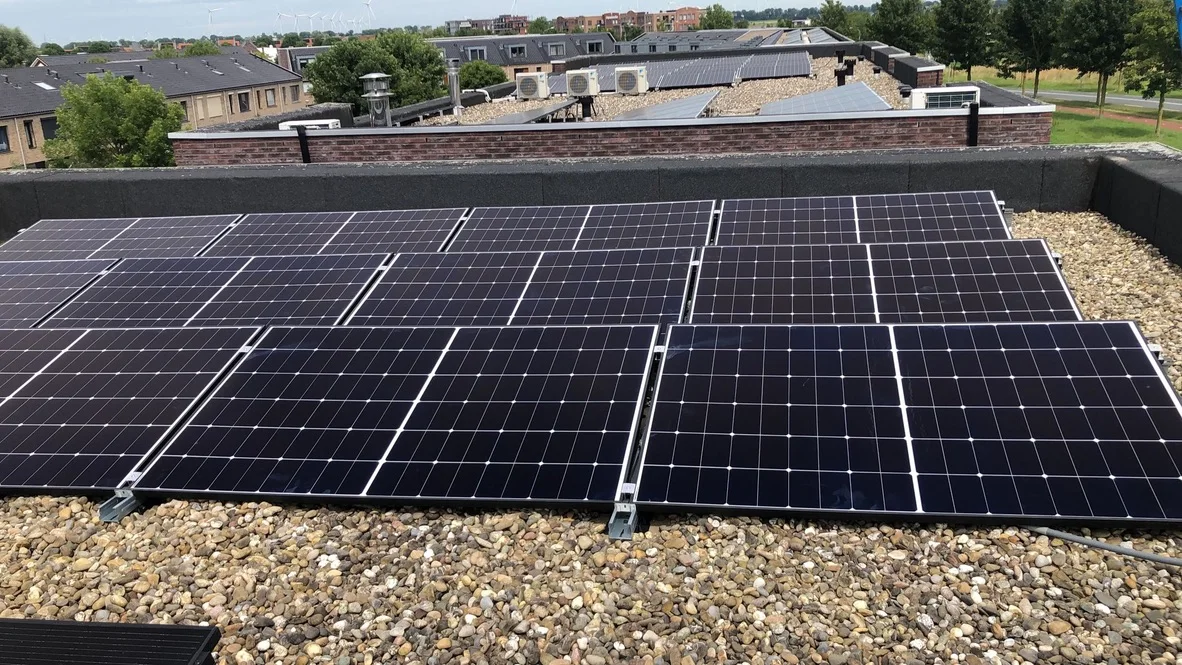 Zonnepanelen op een dak