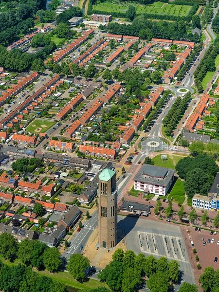 Luchtfoto van woningen en het centrum van Emmeloord