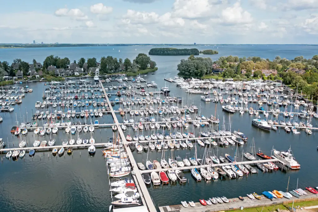 Luchtfoto van de haven van Naarden