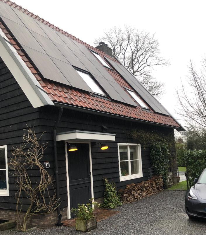 Zonnepanelen op een woning in een landelijke omgeving