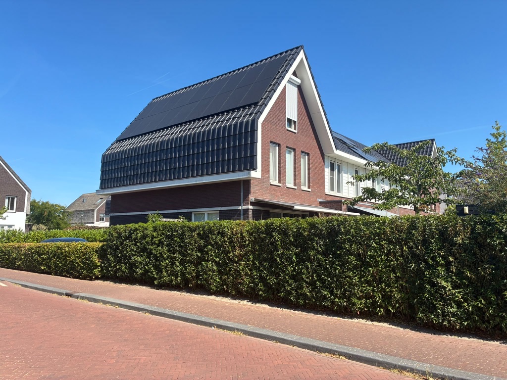 Zwarte zonnepanelen op een woning, geïnstalleerd door Het Zonneboertje B.V.