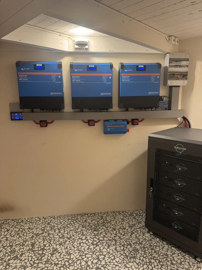 Victron ESS-installatie met drie Multi RS Solar-omvormers en Voltsmile-batterijkast