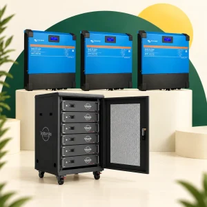 Voltsmile 22U-batterijcabinet met drie Victron Multi RS Solar-omvormers voor 18 kVA en 30,72 kWh energieopslag